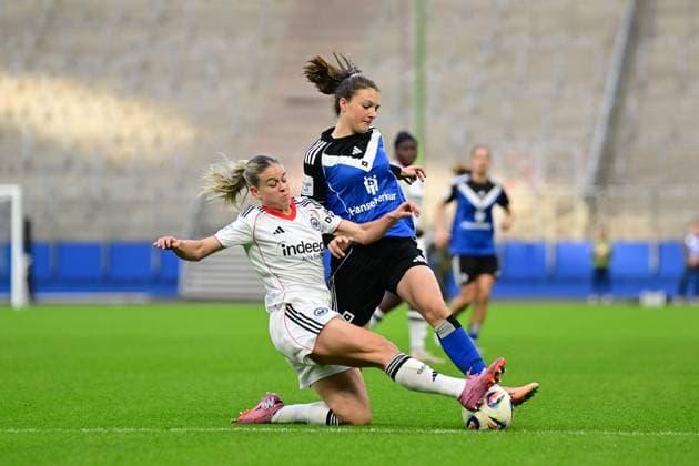Fußball I Frauen I Saison 2025-2026 I Bundesliga I 8. Spieltag I Hamburger SV - Eintracht Frankfurt I 02.11.2025 Nadine Andrina Riesen (22, Eintracht Frankfurt) Lotta Wrede (32, Hamburger SV) Hamburg Volkspark, Volksparkstadion, Stadion, Volkspark-Stadion Hamburg Deutschland Copyright: xLobeca FelixxSchlikisx