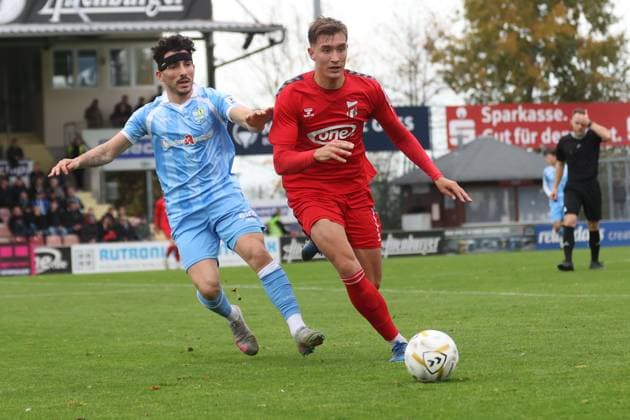 Männer Fußball Fussball Saison 2025 26 02.11.2025 Bluechip Arena Meuselwitz Punktspiel Thüringen Sachsen ZFC Meuselwitz - Chemnitzer FC Leon Schmökel ZFC rot - Domenico Alberico CFC Meuselwitz Thueringen Germany