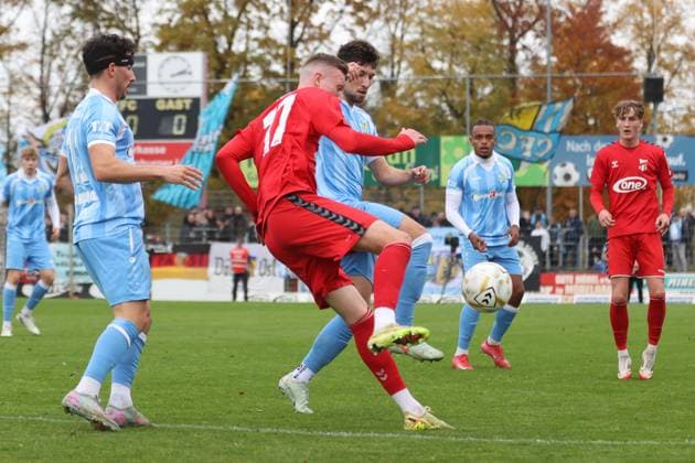 Männer Fußball Fussball Saison 2025 26 02.11.2025 Bluechip Arena Meuselwitz Punktspiel Thüringen Sachsen ZFC Meuselwitz - Chemnitzer FC Hendrik Wurr ZFC rot gegen Roman Eppendorfer CFC - Domenico Alberico CFC l. Meuselwitz Thueringen Germany