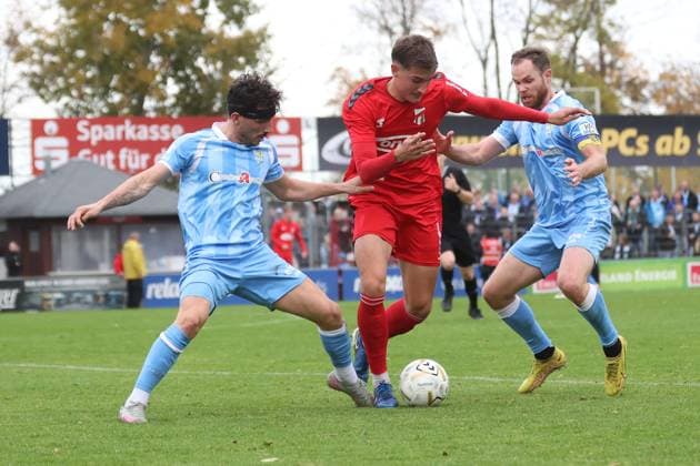 Männer Fußball Fussball Saison 2025 26 02.11.2025 Bluechip Arena Meuselwitz Punktspiel Thüringen Sachsen ZFC Meuselwitz - Chemnitzer FC Domenico Alberico CFC - Leon Schmökel ZFC rot - Tobias Müller CFC Meuselwitz Thueringen Germany