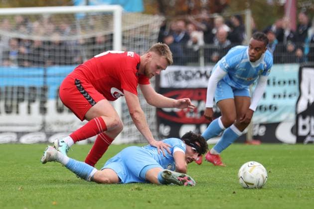 Männer Fußball Fussball Saison 2025 26 02.11.2025 Bluechip Arena Meuselwitz Punktspiel Thüringen Sachsen ZFC Meuselwitz - Chemnitzer FC Domenico Alberico CFC am Boden - Lan Halasz ZFC rot Meuselwitz Thueringen Germany