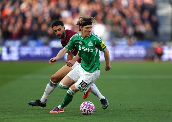 2nd November 2025; London Stadium, London, England; Premier League Football, West Ham United versus Newcastle United; Anthony Gordon of Newcastle United closely marked by Max Kilman of West Ham United  JohnxPatrickxFletcher