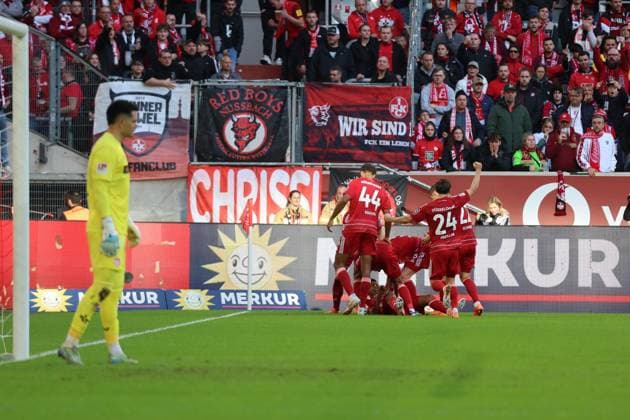 02.11.2025, xrekx, Fussball 2.Bundesliga, Fortuna Duesseldorf - 1.FC Kaiserslautern v.l. Torjubel nach dem Tor zum celebrating the goal celebrate 1:1 durch Sima Suso (Fortuna Duesseldorf) Simon Simoni (1.FC Kaiserslautern) (DFL DFB REGULATIONS PROHIBIT ANY USE OF PHOTOGRAPHS as IMAGE SEQUENCES and or QUASI-VIDEO) Duesseldorf