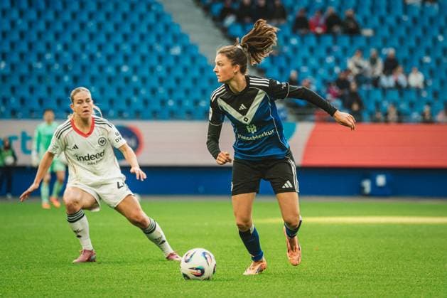 Google Pixel Frauen-Bundesliga: Hamburger SV vs. Eintracht Frankfurt, 02.11.2025 Lotta Wrede (Hamburger SV, 32) am Ball; Fußball, Google Pixel Frauen-Bundesliga, 8. Spieltag: Hamburger SV vs. Eintracht Frankfurt am 02.11.2025 im Volksparkstadion, Hamburg DFB DFL REGULATIONS PROHIBIT ANY USE OF PHOTOGRAPHS AS IMAGE SEQUENCES AND OR QUASI-VIDEO. Copyright: xBEAUTIFULxSPORTS Tonhäuserx