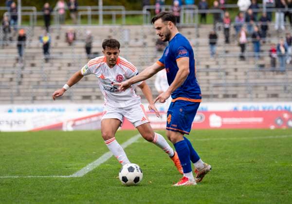 Zweikampf zwischen: Oemer Tokac (Sportfreunde Siegen, 14) und Noah Nikolaou (Fortuna Duesseldorf U23, 19) Sportfreunde Siegen - Fortuna Düsseldorf U23 02.11.2025 Fussball, Regionalliga West, 14. Spieltag, GER, Siegen, Leimbachstadion Copyright: HMBxMedia xMarcoxBader