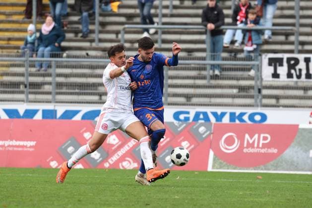 Noah Gabriel Nikolaou (D) li. gegen Dennis Brock (SI) re. Fussball Regionalliga West, 14. Spieltag, Sportfreunde Siegen - Fortuna Duesseldorf (Düsseldorf) U23, am 02.11.2025 in Siegen Deutschland.