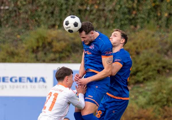 Kopfball von Florian Mayer (Sportfreunde Siegen, 42) Sportfreunde Siegen - Fortuna Düsseldorf U23 02.11.2025 Fussball, Regionalliga West, 14. Spieltag, GER, Siegen, Leimbachstadion Copyright: HMBxMedia xMarcoxBader