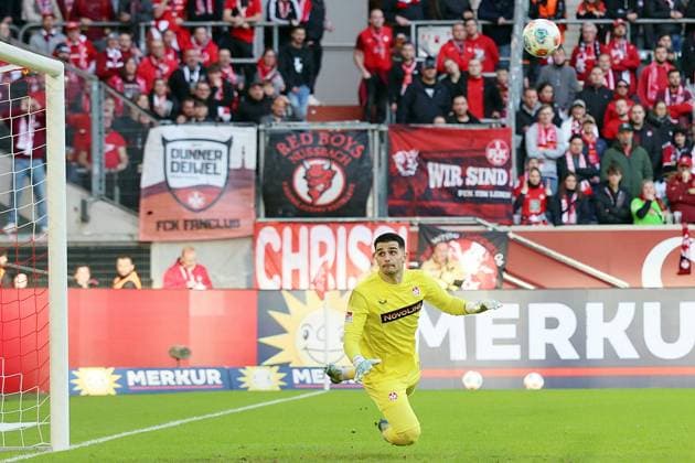 02.11.2025, xrekx, Fussball 2.Bundesliga, Fortuna Duesseldorf - 1.FC Kaiserslautern v.l. Torschuss zum 1:1 von Sima Suso (Fortuna Duesseldorf) Simon Simoni (1.FC Kaiserslautern) (DFL DFB REGULATIONS PROHIBIT ANY USE OF PHOTOGRAPHS as IMAGE SEQUENCES and or QUASI-VIDEO) Duesseldorf