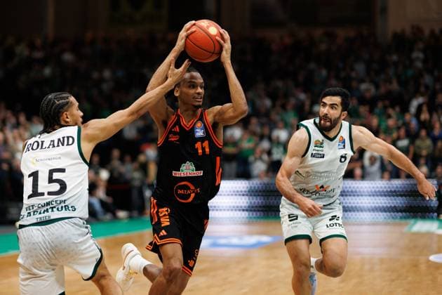 Alonzo Verge Jr (Rasta Vechta) im Zweikampf mit Jordan Roland (Gladiators Trier) und Behnam Yakhchali (Gladiators Trier), Vet Concept Gladiators Trier vs Rasta Vechta, Basketball, easyCredit BBL, 6. Spieltag, Saison 2025 2026, 02.11.2025 Vet Concept Gladiators Trier vs Rasta Vechta, Basketball, easyCredit BBL, 6. Spieltag, Saison 2025 2026, 02.11.2025 Copyright: xEibner-Pressefoto AlexanderxNeisx EP_ANS