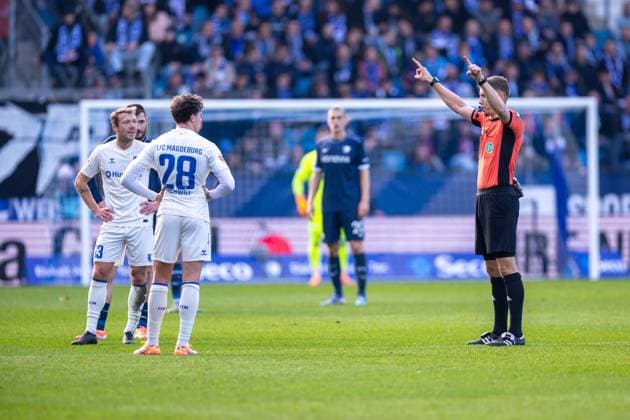 02.11.2025, 2. Bundesliga, 11. Spieltag, VfL Bochum 1848 - 1. FC Magdeburg, Schiedsrichter Felix Wagner (GER) prüft das Foulspiel, Bochum Vonovia Ruhrstadion NRW Deutschland xRHR-FOTO DEx Copyright: DennisxEwert RHR-FOTOx RHR-FOTO DE
