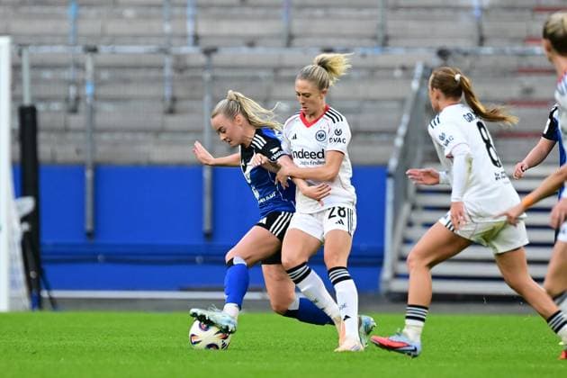 Fußball I Frauen I Saison 2025-2026 I Bundesliga I 8. Spieltag I Hamburger SV - Eintracht Frankfurt I 02.11.2025 Mia Büchele (17, Hamburger SV) Rebecka Blomqvist (28, Eintracht Frankfurt) Hamburg Volkspark, Volksparkstadion, Stadion, Volkspark-Stadion Hamburg Deutschland Copyright: xLobeca FelixxSchlikisx