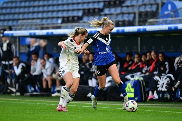 Fußball I Frauen I Saison 2025-2026 I Bundesliga I 8. Spieltag I Hamburger SV - Eintracht Frankfurt I 02.11.2025 Nadine Andrina Riesen (22, Eintracht Frankfurt) Mia Büchele (17, Hamburger SV) Hamburg Volkspark, Volksparkstadion, Stadion, Volkspark-Stadion Hamburg Deutschland Copyright: xLobeca FelixxSchlikisx