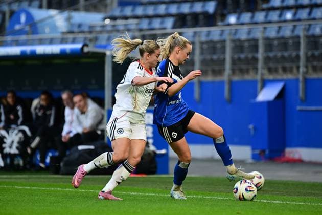 Fußball I Frauen I Saison 2025-2026 I Bundesliga I 8. Spieltag I Hamburger SV - Eintracht Frankfurt I 02.11.2025 Nadine Andrina Riesen (22, Eintracht Frankfurt) Mia Büchele (17, Hamburger SV) Hamburg Volkspark, Volksparkstadion, Stadion, Volkspark-Stadion Hamburg Deutschland Copyright: xLobeca FelixxSchlikisx
