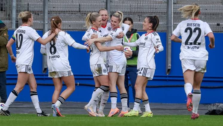 Spielerinnen von Eintracht Frankfurt mit Torjubel, Jubel, jubeln, jubelt, optimistisch, Spielszene, Highlight, Freude über das Tor zum 0:1, DIE DFB-RICHTLINIEN UNTERSAGEN JEGLICHE NUTZUNG VON FOTOS ALS SEQUENZBILDER UND ODER VIDEOÄHNLICHE FOTOSTRECKEN. DFB REGULATIONS PROHIBIT ANY USE OF PHOTOGRAPHS AS IMAGE SEQUENCES AND OR QUASI-VIDEO., 02.11.2025, Hamburg (Deutschland), Fussball, Google Pixel Frauen-Bundesliga, Hamburger SV - Eintracht Frankfurt