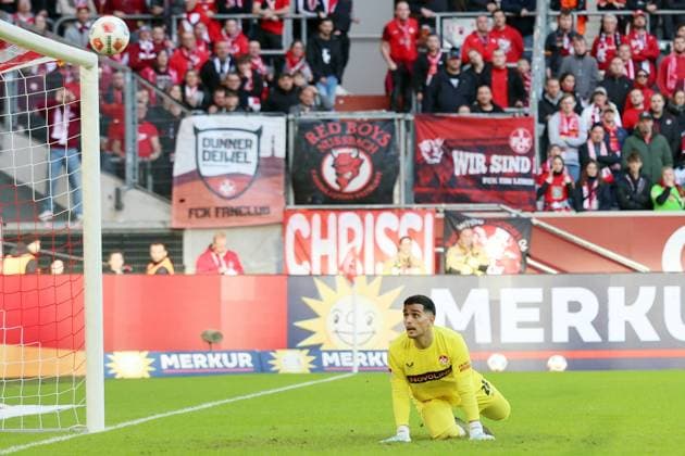 02.11.2025, xrekx, Fussball 2.Bundesliga, Fortuna Duesseldorf - 1.FC Kaiserslautern v.l. Torschuss zum 1:1 von Sima Suso (Fortuna Duesseldorf) Simon Simoni (1.FC Kaiserslautern) (DFL DFB REGULATIONS PROHIBIT ANY USE OF PHOTOGRAPHS as IMAGE SEQUENCES and or QUASI-VIDEO) Duesseldorf