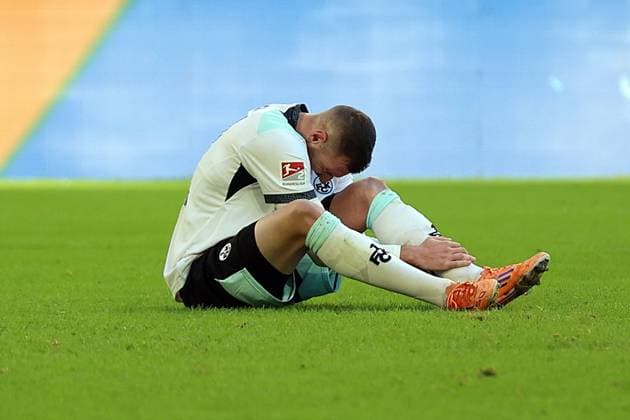 02.11.2025, xrekx, Fussball 2.Bundesliga, Fortuna Duesseldorf - 1.FC Kaiserslautern v.l. Luca Sirch (1.FC Kaiserslautern) verletzt, Verletzung, Schmerz, Schmerzen, injured, injury, pain, pains (DFL DFB REGULATIONS PROHIBIT ANY USE OF PHOTOGRAPHS as IMAGE SEQUENCES and or QUASI-VIDEO) Duesseldorf