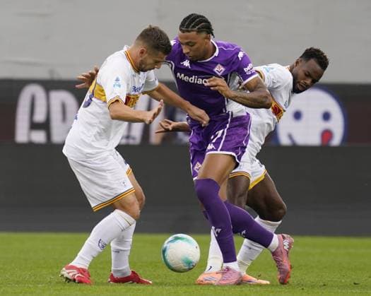 Fiorentina™s Cher Ndour fight for the ball with Lecce™s ylber Ramadani and Kialonda Gaspar during the Serie A soccer match between Fiorentina and Lecce at the Artemio Franchi stadium in Florence, center of Italy - Sunday, November 02, 2025. - Soccer  Copyright: xMarcoxBucco LaxPressex