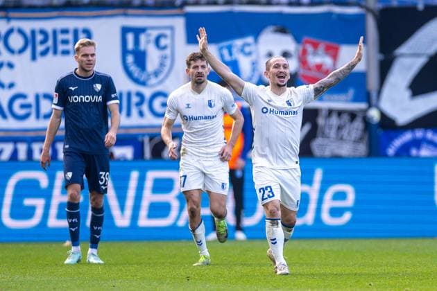 02.11.2025, 2. Bundesliga, 11. Spieltag, VfL Bochum 1848 - 1. FC Magdeburg, Baris Atik (1. FC Magdeburg) fordert einen Elfmeter nach Foul von Leandro Morgalla (VfL Bochum 1848), Bochum Vonovia Ruhrstadion NRW Deutschland xRHR-FOTO DEx Copyright: DennisxEwert RHR-FOTOx RHR-FOTO DE
