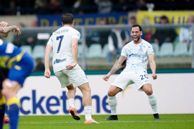 Hellas Verona FC v FC Internazionale - Serie A Enilive Piotr Zielinski of FC Internazionale celebrates with Hakan Calhanoglu after scoring first goal during the Serie A Enilive match between Hellas Verona FC and FC Internazionale at Stadio Marcantonio Bentegodi on November 02, 2025 in Verona, Italy. Verona Stadio Marcantonio Bentegodi Veneto Italy Copyright: xGiuseppexMaffiax 251102_SerieA_Verona-Inter_GM_0761