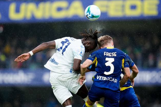 Hellas Verona FC v FC Internazionale - Serie A Enilive Yann Aurel Bisseck of FC Internazionale and Martin Frese of Hellas Verona FC jump for the ball during the Serie A Enilive match between Hellas Verona FC and FC Internazionale at Stadio Marcantonio Bentegodi on November 02, 2025 in Verona, Italy. Verona Stadio Marcantonio Bentegodi Veneto Italy Copyright: xGiuseppexMaffiax 251102_SerieA_Verona-Inter_GM_2845