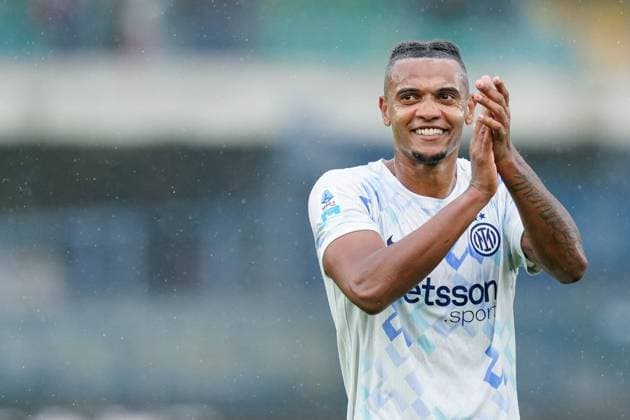 Hellas Verona FC v FC Internazionale - Serie A Enilive Manuel Akanji of FC Internazionale greets the fans during the Serie A Enilive match between Hellas Verona FC and FC Internazionale at Stadio Marcantonio Bentegodi on November 02, 2025 in Verona, Italy. Verona Stadio Marcantonio Bentegodi Veneto Italy Copyright: xGiuseppexMaffiax 251102_SerieA_Verona-Inter_GM_1893