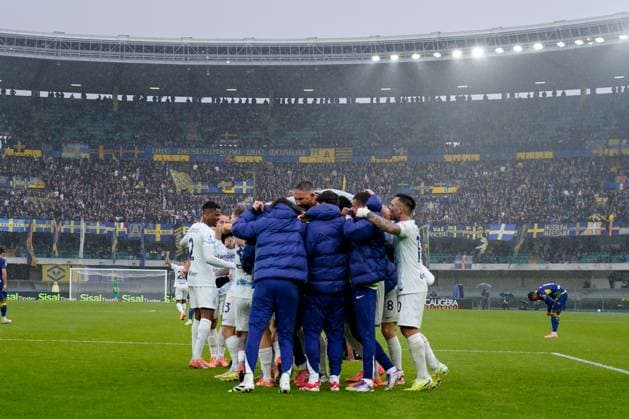 Hellas Verona FC v FC Internazionale - Serie A Enilive Players of FC Internazioanale celebrate after Martin Frese of Hellas Verona FC scored an own goal during the Serie A Enilive match between Hellas Verona FC and FC Internazionale at Stadio Marcantonio Bentegodi on November 02, 2025 in Verona, Italy. Verona Stadio Marcantonio Bentegodi Veneto Italy Copyright: xGiuseppexMaffiax 251102_SerieA_Verona-Inter_GM_6484