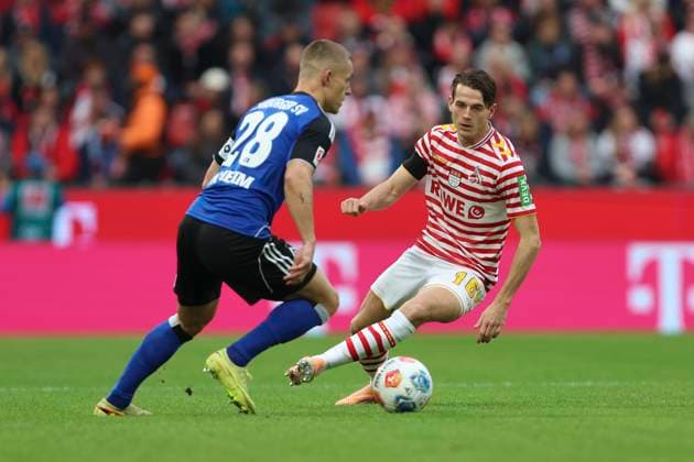 Miro Muheim (Hamburger SV) und Jakub Kaminski (1. FC Koeln) im Zweikampf waehrend des spiels der Bundesliga zwischen 1. FC Köln und Hamburger SV, RheinEnergieSTADION am 02. November 2025 in Köln, Deutschland. (Foto von Oliver Kaelke DeFodi Images) +++ Miro Muheim (Hamburger SV) und Jakub Kaminski (1. FC Koeln) battle for the ball during the Bundesliga match between 1. FC Köln and Hamburger SV at RheinEnergieSTADION on November 2, 2025 in Köln, Germany. (Photo by Oliver Kaelke DeFodi Images) DFL regulations prohibit any use of photographs as image sequences and or quasi-video. (Photo by Oliver Kaelke DeFodi Images) Miro Muheim Hamburger SV und Jakub Kaminski 1 FC Koeln im Zweikampf waehrend des spiels der Bundesliga zwischen 1 FC Köln und Hamburger SV, RheinEnergieSTADION am 02 November 2025 in Köln, Germany Photo by Oliver Kaelke DeFodi Images Miro Muheim Hamburger SV und Jakub Kaminski 1 FC Koeln battle for the ball during the Bundesliga match between 1 FC Köln and Hamburger SV at RheinEnergieSTADION on November 2, 2025 in Köln, Germany Photo by Oliver Kaelke DeFodi Images DFL regulations prohibit any use of photographs as image sequences and or quasi video Photo by Oliver Kaelke DeFodi Images