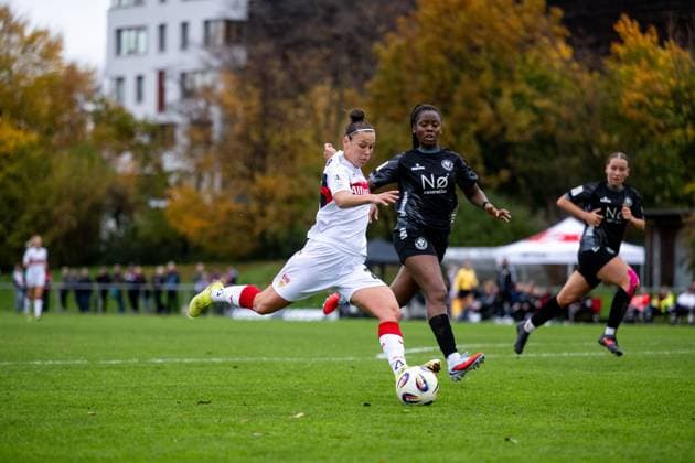 Nicole Billa (VfB Stuttgart, 26) im Zweikampf mit Gloria Zarambaud (VfR Warbeyen, 06), GER, VfB Stuttgart vs VfR SW Warbeyen, Fussball, Frauen, 2. Bundesliga, 9. Spieltag, Saison 2025 2026, 02.11.2025 GER, VfB Stuttgart vs VfR SW Warbeyen, Fussball, Frauen, 2. Bundesliga, 9. Spieltag, Saison 2025 2026, 02.11.2025 Bad Cannstatt Copyright: xEibner-Pressefoto Memmlerx EP_MMR