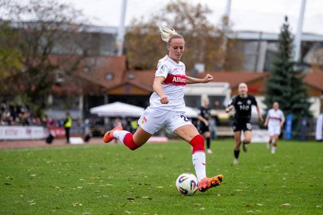 Meike Meßmer (VfB Stuttgart, 29) am Ball, GER, VfB Stuttgart vs VfR SW Warbeyen, Fussball, Frauen, 2. Bundesliga, 9. Spieltag, Saison 2025 2026, 02.11.2025 GER, VfB Stuttgart vs VfR SW Warbeyen, Fussball, Frauen, 2. Bundesliga, 9. Spieltag, Saison 2025 2026, 02.11.2025 Bad Cannstatt Copyright: xEibner-Pressefoto Memmlerx EP_MMR