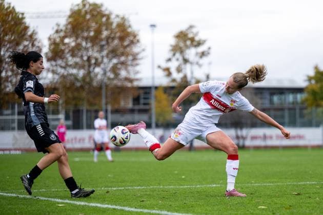 Maximiliane Rall (VfB Stuttgart, 08) im Zweikampf mit Ebla Gouriye (VfR Warbeyen, 03), GER, VfB Stuttgart vs VfR SW Warbeyen, Fussball, Frauen, 2. Bundesliga, 9. Spieltag, Saison 2025 2026, 02.11.2025 GER, VfB Stuttgart vs VfR SW Warbeyen, Fussball, Frauen, 2. Bundesliga, 9. Spieltag, Saison 2025 2026, 02.11.2025 Bad Cannstatt Copyright: xEibner-Pressefoto Memmlerx EP_MMR