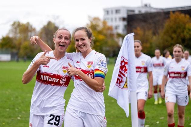 Meike Meßmer (VfB Stuttgart, 29) freut sich mit Fabienne Dongus (VfB Stuttgart, 33), GER, VfB Stuttgart vs VfR SW Warbeyen, Fussball, Frauen, 2. Bundesliga, 9. Spieltag, Saison 2025 2026, 02.11.2025 GER, VfB Stuttgart vs VfR SW Warbeyen, Fussball, Frauen, 2. Bundesliga, 9. Spieltag, Saison 2025 2026, 02.11.2025 Bad Cannstatt Copyright: xEibner-Pressefoto Memmlerx EP_MMR