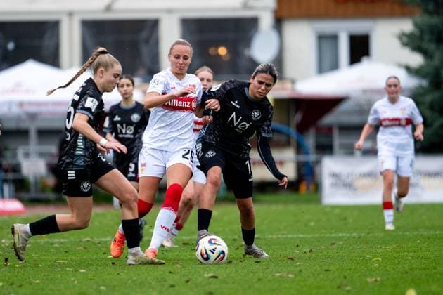 Meike Meßmer (VfB Stuttgart, 29) im Zweikampf mit Yael Mollink (VfR Warbeyen, 25), Senna el Messaoudi (VfR Warbeyen, 14), GER, VfB Stuttgart vs VfR SW Warbeyen, Fussball, Frauen, 2. Bundesliga, 9. Spieltag, Saison 2025 2026, 02.11.2025 GER, VfB Stuttgart vs VfR SW Warbeyen, Fussball, Frauen, 2. Bundesliga, 9. Spieltag, Saison 2025 2026, 02.11.2025 Bad Cannstatt Copyright: xEibner-Pressefoto Memmlerx EP_MMR