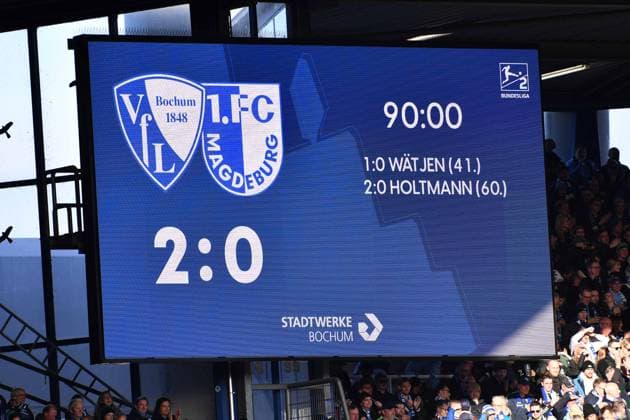 Fußball 2. Bundesliga 11. Spieltag VfL Bochum - 1. FC Magdeburg am 02.11.2025 im Vonovia Ruhrstadion in Bochum Die Anzeigetafel im Vonovia Ruhrstadion zeigt den Endstand an. Bochum 2:0 Magdeburg DFL regulations prohibit any use of photographs as image sequences and or quasi-video.