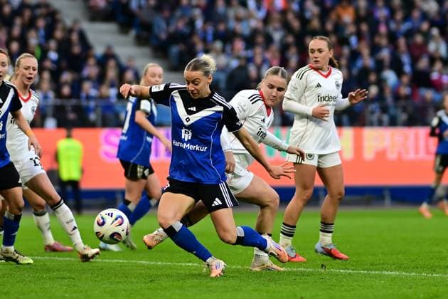 Fußball I Frauen I Saison 2025-2026 I Bundesliga I 8. Spieltag I Hamburger SV - Eintracht Frankfurt I 02.11.2025 Sophie Hillebrand (22, Hamburger SV) Jella Veit (25, Eintracht Frankfurt) im Duell Hamburg Volkspark, Volksparkstadion, Stadion, Volkspark-Stadion Hamburg Deutschland Copyright: xLobeca FelixxSchlikisx