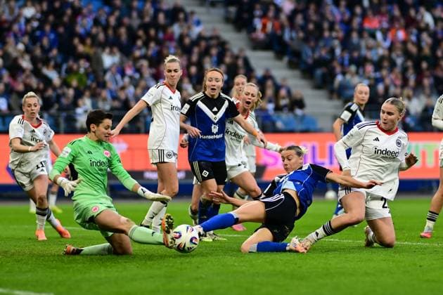 Fußball I Frauen I Saison 2025-2026 I Bundesliga I 8. Spieltag I Hamburger SV - Eintracht Frankfurt I 02.11.2025 Lina Altenburg (12, Eintracht Frankfurt) Sophie Hillebrand (22, Hamburger SV) Hamburg Volkspark, Volksparkstadion, Stadion, Volkspark-Stadion Hamburg Deutschland Copyright: xLobeca FelixxSchlikisx