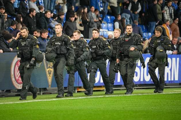 Fussball: 3. Liga, 13. Spieltag, TSG Hoffenheim II - SV Waldhof Mannheim am 02.11.2025 in Sinsheim (Dietmar-Hopp-Stadion), Deutschland, Saison 2025 2026 DFL REGULATIONS PROHIBIT ANY USE OF PHOTOGRAPHS AS IMAGE SEQUENCES AND OR QUASI VIDEO: Polizeieinsatz in Sinsheim Hoffenheim. Sinsheim Dietmar-Hopp-Stadion Deutschland Copyright: xChristophxKinzingerx