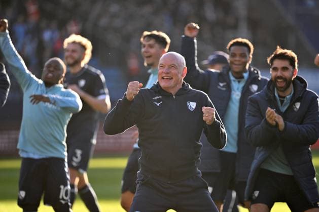 Trainer Uwe Rösler (VfL Bochum) feiert mit den Fans den Sieg, rechts jubelt Gerrit Holtmann (VfL Bochum) 02.11.2025, Fussball 2. Bundesliga, Saison 2025 2026, 11. Spieltag, VfL Bochum - 1. FC Magdeburg DFL regulations prohibit any use of photographs as image sequences and or quasi-video Bochum Vonovia Ruhrstadion Nordrhein Westfalen Deutschland