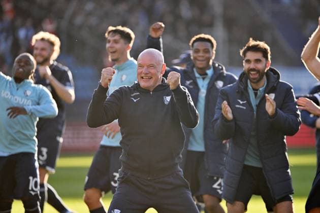 Trainer Uwe Rösler (VfL Bochum) feiert mit den Fans den Sieg, rechts jubelt Gerrit Holtmann (VfL Bochum) 02.11.2025, Fussball 2. Bundesliga, Saison 2025 2026, 11. Spieltag, VfL Bochum - 1. FC Magdeburg DFL regulations prohibit any use of photographs as image sequences and or quasi-video Bochum Vonovia Ruhrstadion Nordrhein Westfalen Deutschland