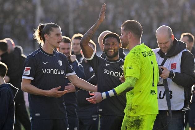 Jubel Torwart Timo Horn (VfL Bochum), Moritz-Broni Kwarteng (VfL Bochum), Moritz Broni Kwarteng, Noah Loosli (VfL Bochum), v.re. 02.11.2025, Fussball 2. Bundesliga, Saison 2025 2026, 11. Spieltag, VfL Bochum - 1. FC Magdeburg DFL regulations prohibit any use of photographs as image sequences and or quasi-video Bochum Vonovia Ruhrstadion Nordrhein Westfalen Deutschland