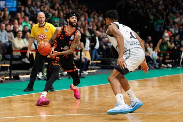 Tevin Brown (Rasta Vechta) im Zweikampf mit Urald King (Gladiators Trier), Vet Concept Gladiators Trier vs Rasta Vechta, Basketball, easyCredit BBL, 6. Spieltag, Saison 2025 2026, 02.11.2025 Vet Concept Gladiators Trier vs Rasta Vechta, Basketball, easyCredit BBL, 6. Spieltag, Saison 2025 2026, 02.11.2025 Copyright: xEibner-Pressefoto AlexanderxNeisx EP_ANS