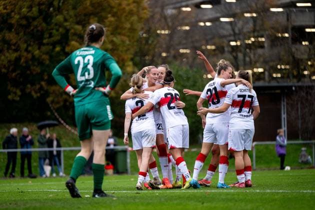 Linette Hofmann (VfB Stuttgart, 02), Meike Meßmer (VfB Stuttgart, 29), Fabienne Dongus (VfB Stuttgart, 33), Nicole Billa (VfB Stuttgart, 26), Jana Beuschlein (VfB Stuttgart, 20), Leonie Schetter (VfB Stuttgart, 77) jubeln ueber das Tor zum 4:1, GER, VfB Stuttgart vs VfR SW Warbeyen, Fussball, Frauen, 2. Bundesliga, 9. Spieltag, Saison 2025 2026, 02.11.2025 GER, VfB Stuttgart vs VfR SW Warbeyen, Fussball, Frauen, 2. Bundesliga, 9. Spieltag, Saison 2025 2026, 02.11.2025 Bad Cannstatt Copyright: xEibner-Pressefoto Memmlerx EP_MMR