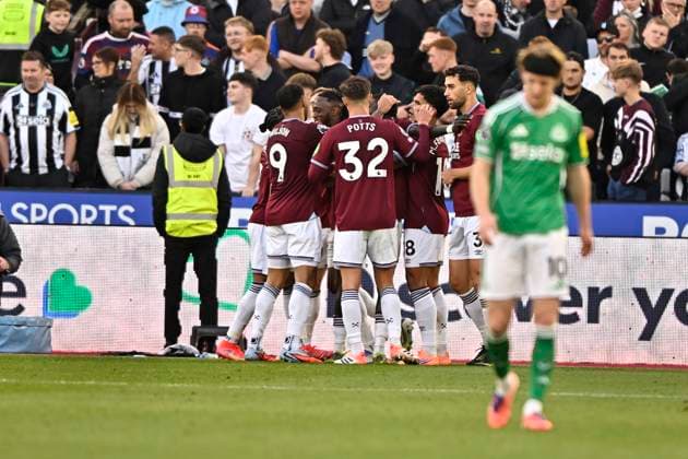 West Ham vs Newcastle Premier Lerague GOAL West Ham celebrate taking the lead from an own goal from Sven Botman of Newcastle Utd during the West Ham vs Newcastle Utd, Premier League match at the London Stadium Stratford. London The London Stadium UK Copyright: xMartinxDaltonx WestHam_vs_Newcastle_021125_MD_014