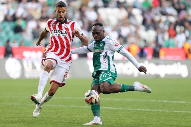 TUMOSAN Konyaspor v Samsunspor - Turkish Super Lig KONYA, TURKIYE - NOVEMBER 2: Jackson Muleka (40) of TUMOSAN Konyaspor in action against Toni Borevkovic (L) of Samsunspor during the Turkish Super Lig week 11 football match between TUMOSAN Konyaspor and Samsunspor at Medas Konya Metropolitan Stadium in Konya, Turkiye on November 02, 2025. Serhat Cetinkaya Anadolu Konya Turkey. Editorial use only. Please get in touch for any other usage.  Copyright: x2025xAnadoluxSerhatxCetinkayax