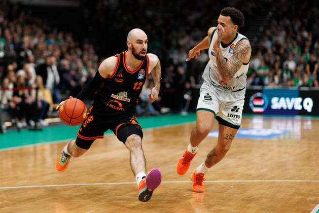 Tommy Kuhse (Rasta Vechta) im Zweikampf mit Nolan Adekunle (Gladiators Trier), Vet Concept Gladiators Trier vs Rasta Vechta, Basketball, easyCredit BBL, 6. Spieltag, Saison 2025 2026, 02.11.2025 Vet Concept Gladiators Trier vs Rasta Vechta, Basketball, easyCredit BBL, 6. Spieltag, Saison 2025 2026, 02.11.2025 Copyright: xEibner-Pressefoto AlexanderxNeisx EP_ANS