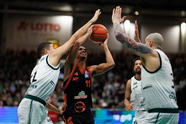 Alonzo Verge Jr (Rasta Vechta) im Zweikampf mit Evans Rapieque (Gladiators Trier) und Maik Zirbes (Gladiators Trier), Vet Concept Gladiators Trier vs Rasta Vechta, Basketball, easyCredit BBL, 6. Spieltag, Saison 2025 2026, 02.11.2025 Vet Concept Gladiators Trier vs Rasta Vechta, Basketball, easyCredit BBL, 6. Spieltag, Saison 2025 2026, 02.11.2025 Copyright: xEibner-Pressefoto AlexanderxNeisx EP_ANS