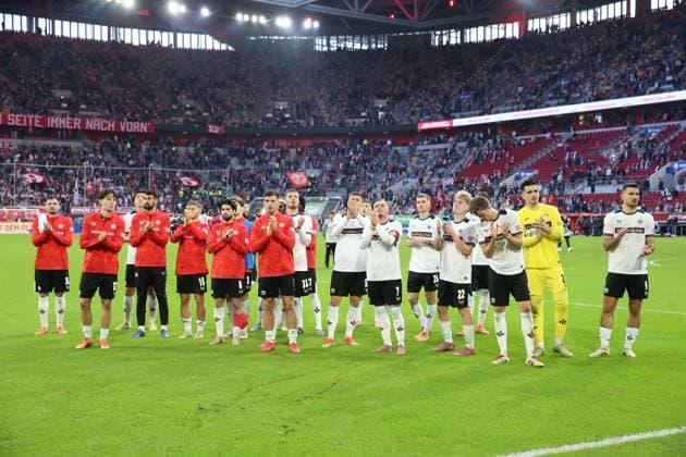 02.11.2025, xrekx, Fussball 2.Bundesliga, Fortuna Duesseldorf - 1.FC Kaiserslautern v.l. . FCK Mannschaft bedankt bedanken sich bei den Fans, the player thanks the fans for their support (DFL DFB REGULATIONS PROHIBIT ANY USE OF PHOTOGRAPHS as IMAGE SEQUENCES and or QUASI-VIDEO) Duesseldorf