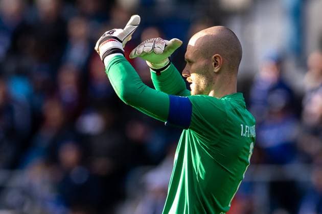 02.11.2025, 2. Bundesliga, 11. Spieltag, VfL Bochum 1848 - 1. FC Magdeburg, Torwart Dominik Reimann (1. FC Magdeburg) schaut gegen die Sonne, Bochum Vonovia Ruhrstadion NRW Deutschland xRHR-FOTO DEx Copyright: DennisxEwert RHR-FOTOx RHR-FOTO DE