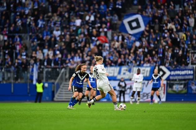 Fußball I Frauen I Saison 2025-2026 I Bundesliga I 8. Spieltag I Hamburger SV - Eintracht Frankfurt I 02.11.2025 Melanie Brunnthaler (11, Hamburger SV) Jella Veit (25, Eintracht Frankfurt) Hamburg Volkspark, Volksparkstadion, Stadion, Volkspark-Stadion Hamburg Deutschland Copyright: xLobeca FelixxSchlikisx