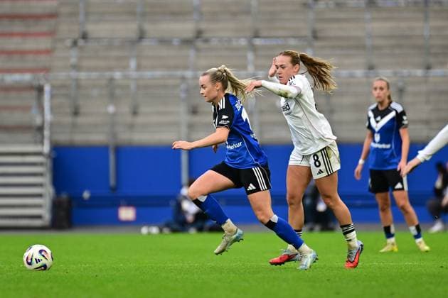 Fußball I Frauen I Saison 2025-2026 I Bundesliga I 8. Spieltag I Hamburger SV - Eintracht Frankfurt I 02.11.2025 Mia Büchele (17, Hamburger SV) Lisanne Gräwe (8, Eintracht Frankfurt) Hamburg Volkspark, Volksparkstadion, Stadion, Volkspark-Stadion Hamburg Deutschland Copyright: xLobeca FelixxSchlikisx