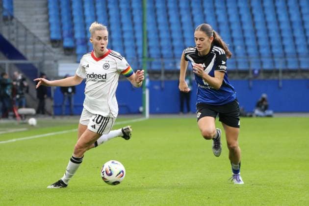 02.11.2025, xgrfx, Fussball Google Pixel Frauen-Bundesliga, Hamburger SV - Eintracht Frankfurt v.l. Laura Freigang (Eintracht Frankfurt), Lotta Wrede (Hamburger SV) (DFL DFB REGULATIONS PROHIBIT ANY USE OF PHOTOGRAPHS as IMAGE SEQUENCES and or QUASI-VIDEO) Hamburg